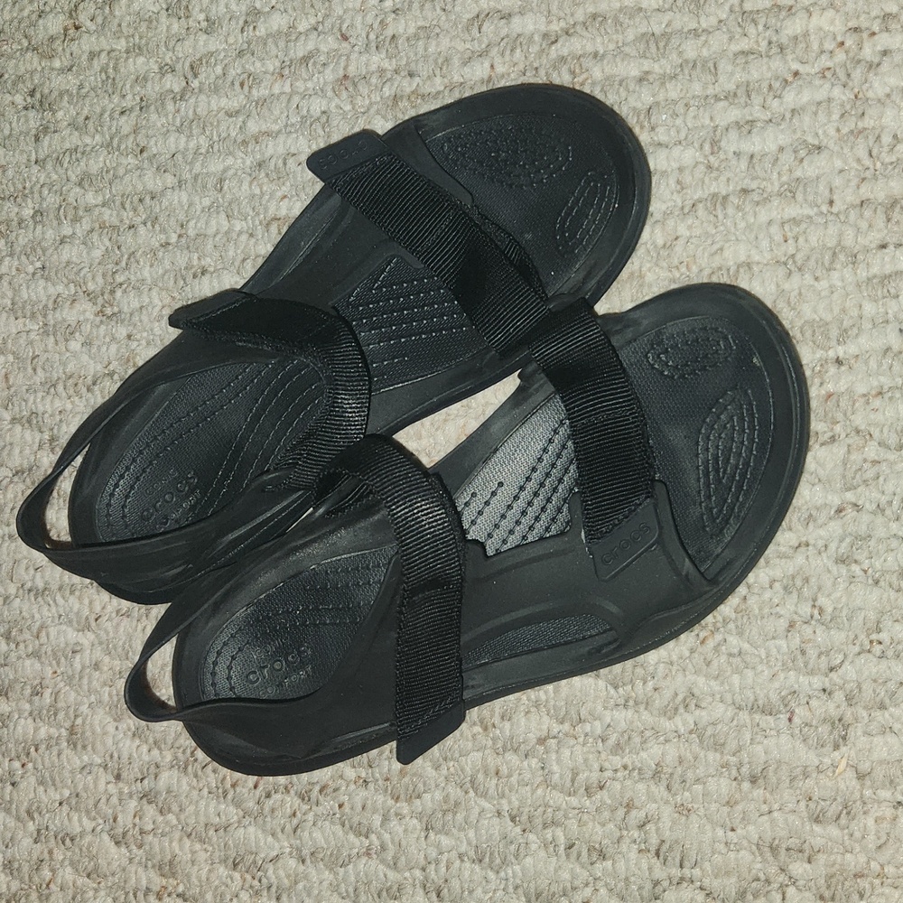 Crocs sandals M7 🔷🔷🔷